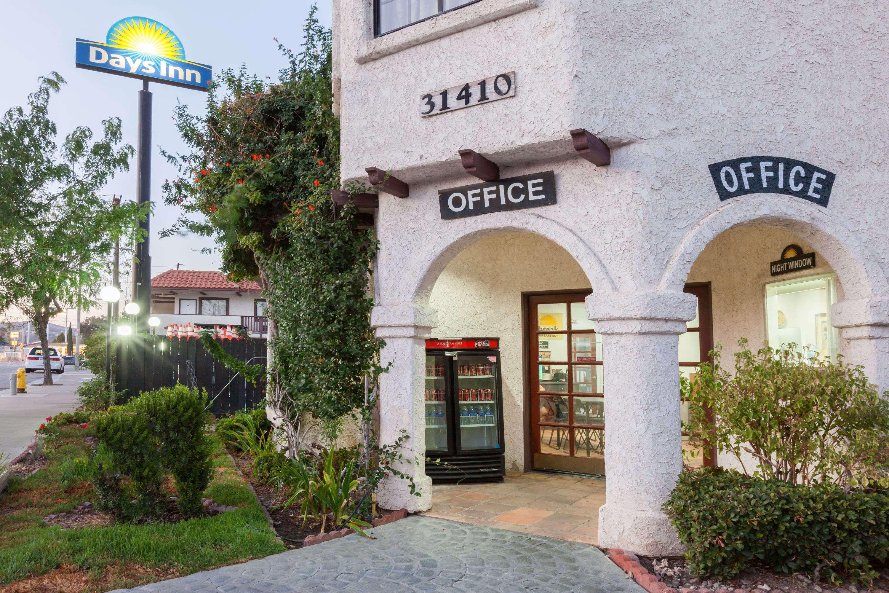 Days Inn By Wyndham Castaic Six Flags Magic Mountain Exterior foto