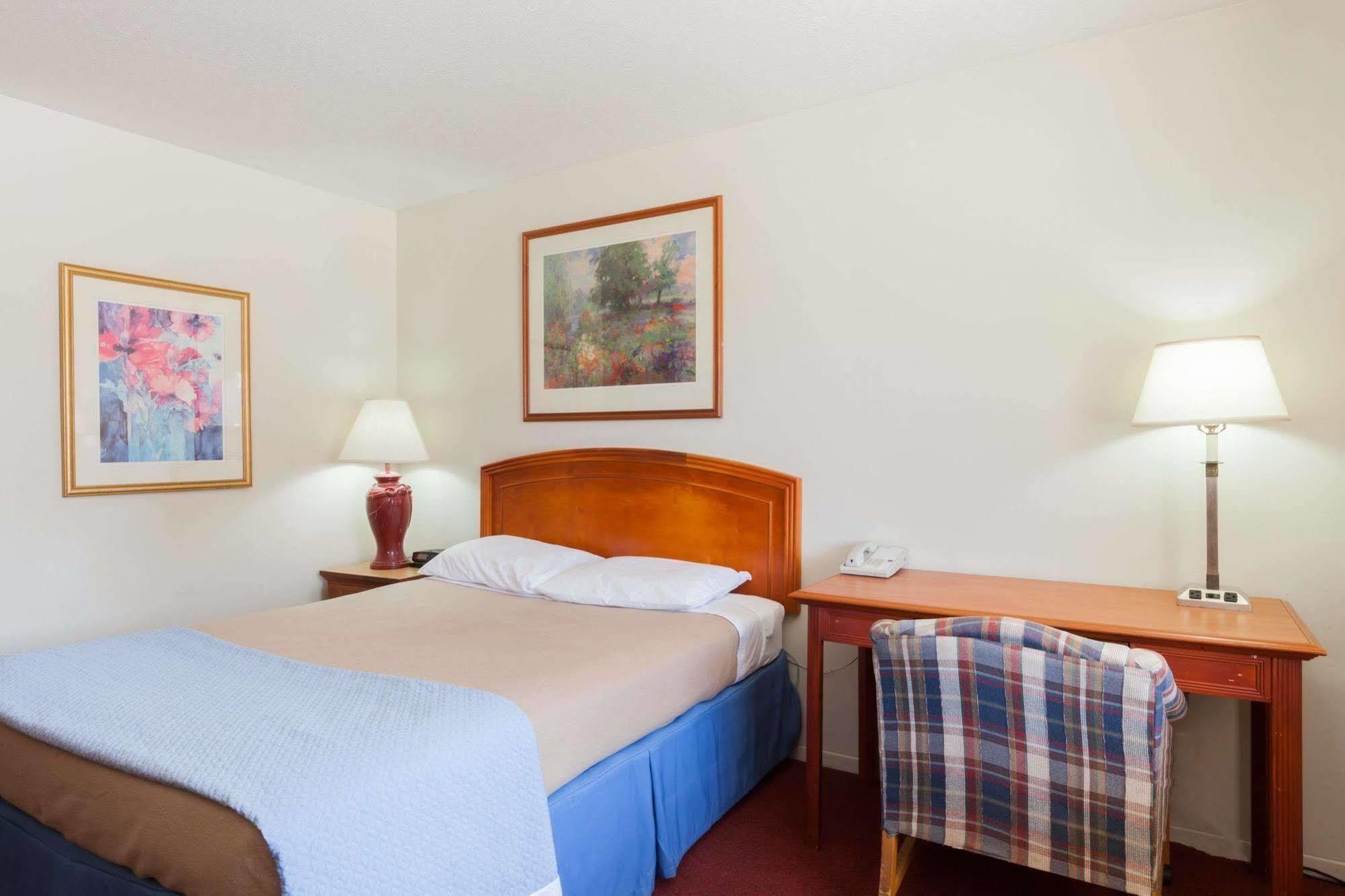 Days Inn By Wyndham Castaic Six Flags Magic Mountain Exterior foto
